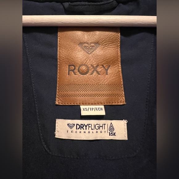 ROXY slim fit insulating and waterproofing snowboarding jacket in Women’s XS - Picture 2 of 6